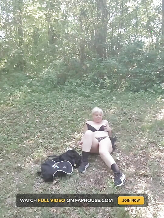 Letar efter en främling i skogen att bli knullad med