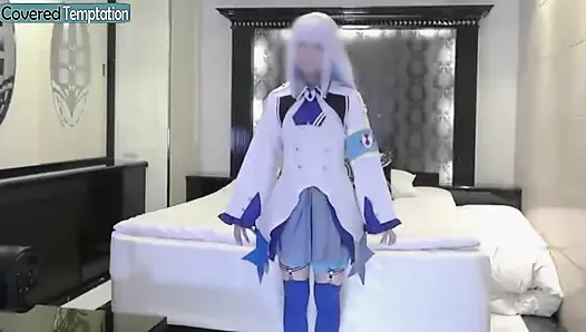 Cosplay Moment funkelt schüchterne Spannung, als ein schlanker Neuling spielerische Neugier erforscht
