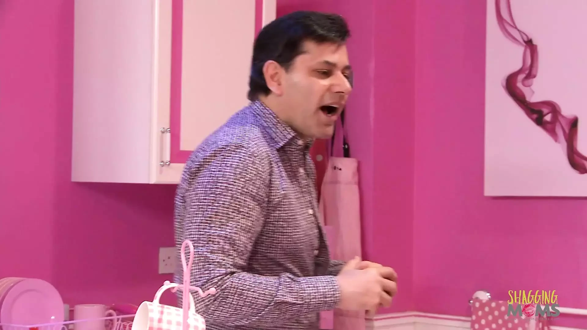 Sexo anal em grupo entre duas morenas milfs e um grande pau enquanto eles chupam e fodem com força