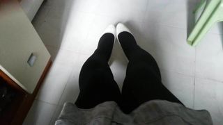 Белые лакированные туфли с черными соблазнительными колготками 25