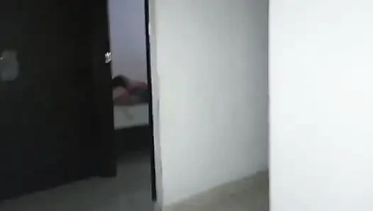 Semua orang keluar rumah dan aku pergi ke kamar saudara tiriku dan aku terkejut rekamannya dia menyukainya dan kami akhirnya fu