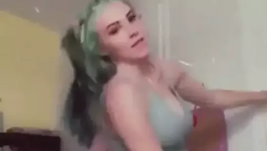 18 yo white girl shaking her ass