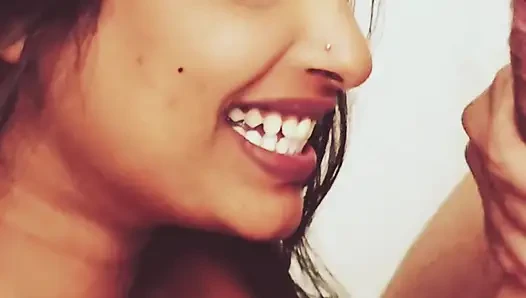 Aman, Tejaswini'nin ağzına bir penis soktu ve o emdi