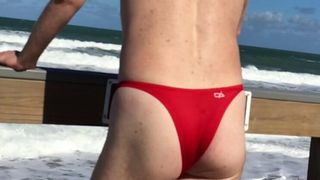 Plaj girişinde kırmızı bikini