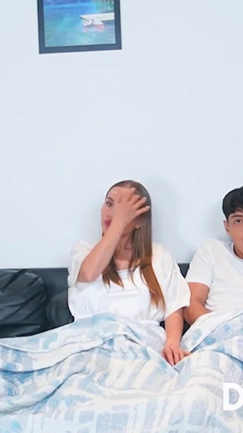 継息子を夫の隣でオナニーさせ、彼をイかせてから自分のお尻を渡します | クリップ 2