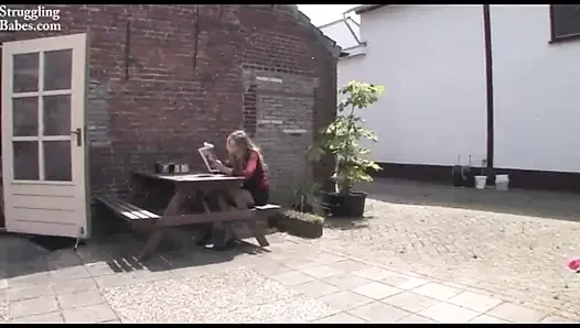 Iveta soyunuyor ve titreşimli