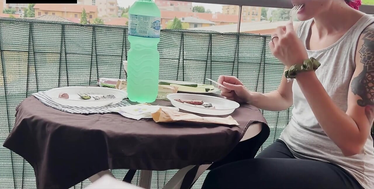 Lara Mănâncă carne, apoi se fute cu muie și ejaculare înăuntru pe canapea