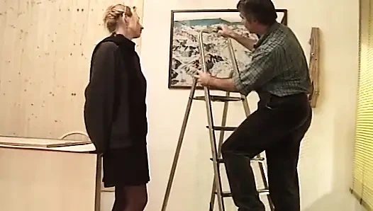 Olgun sarışın orta yaşlı seksi kadın parmaklanıyor ve çoraplı sert sikiliyor