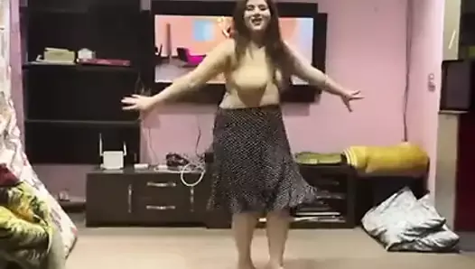 Пакистанская девушка - обнаженная танцует на частной вечеринке.