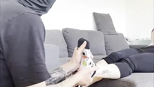 Spor salonundan döndüğünde terli ayaklarıma tapıyor