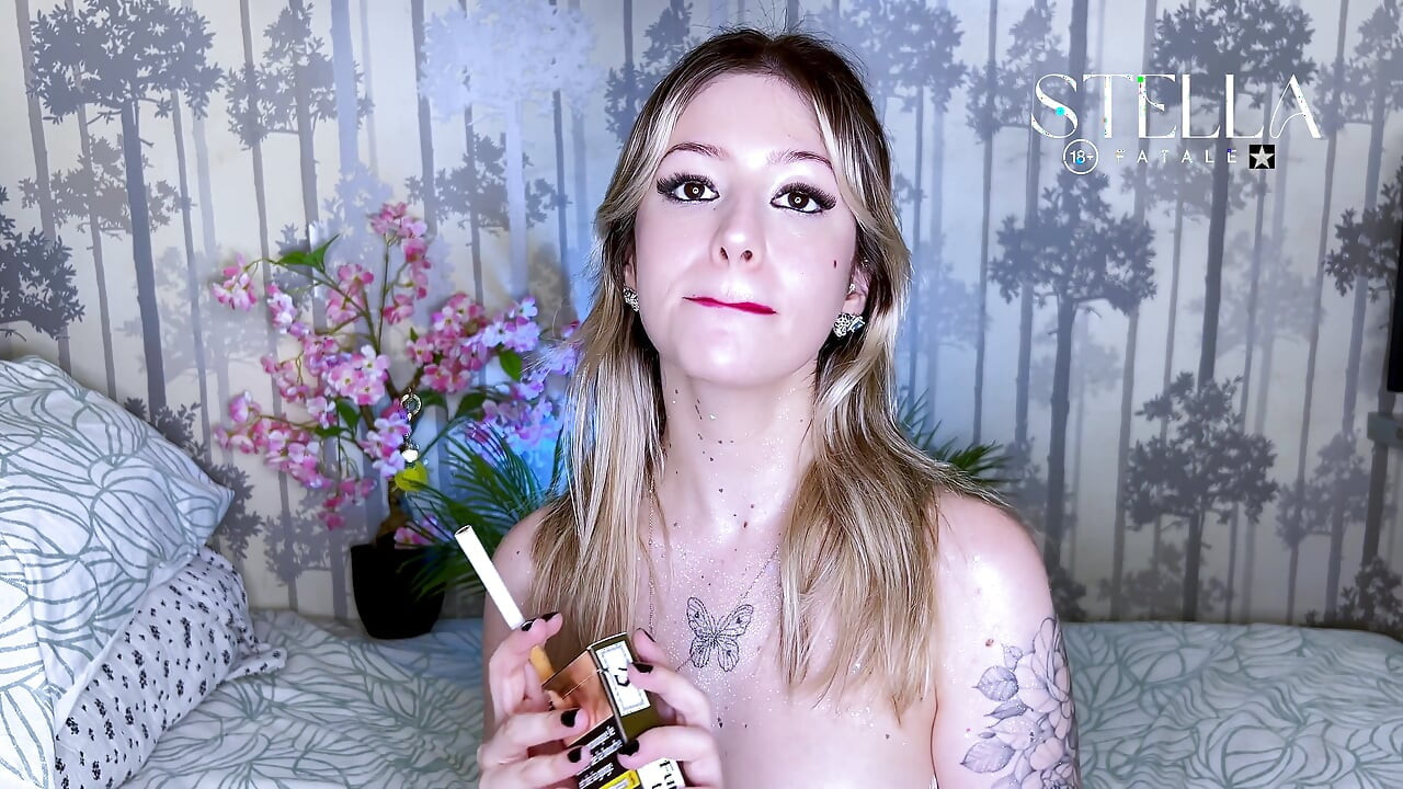 Mamando fumando en el consolador imaginando tu polla