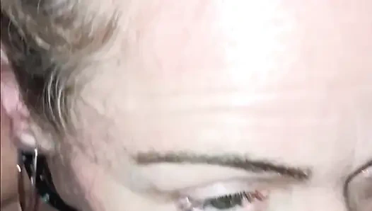 Маленькая рыжая шлюха на капюшоне