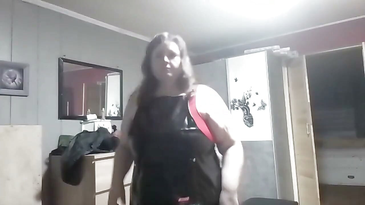 Crna lakirana kecelja