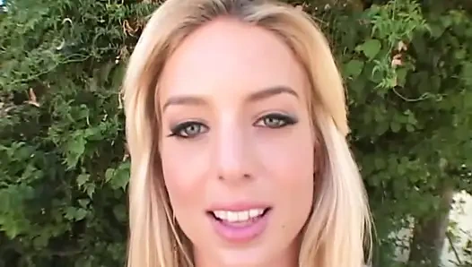 Чем она красивее, тем больше ей нравится глотать сперму