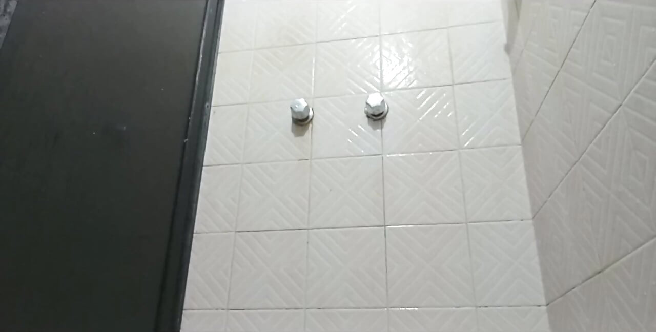 シャワー中の義理の義理の妹