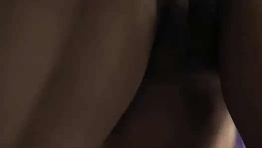 Das schöne gesicht eines indonesischen mädchens wird beim sex, dem neuesten indonesischen porno, absichtlich bedeckt