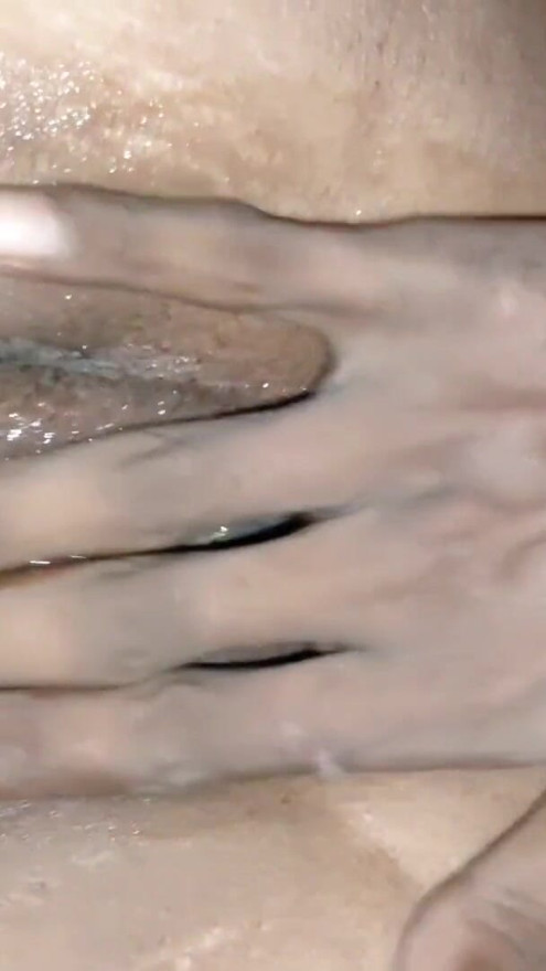 Gadis india dengan memek sempit lagi asik muncrat 3 kali , memek sempit gadis india dientot habis-habisan sampai muncrat 3 kali | Klip 1