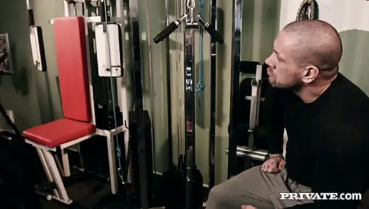 Das wunderschöne zimmermädchen Julia Roca wird in der dusche nass und nimmt einen guten harten fick