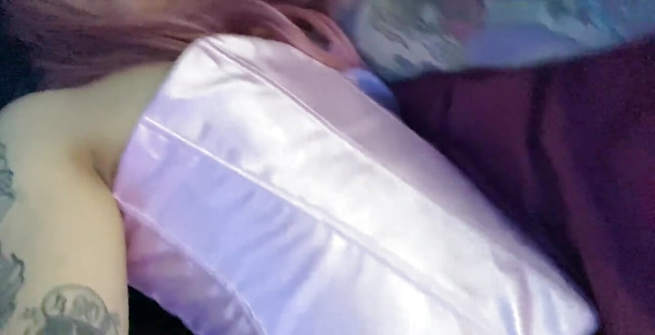 Si Dia menumbuk pantat ketat bunny, deepthroat dan creampie