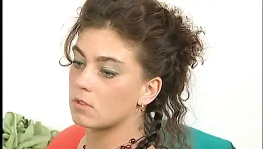 Canı sıkılan orta yaşlı seksi kadın kamerada sikişiyor