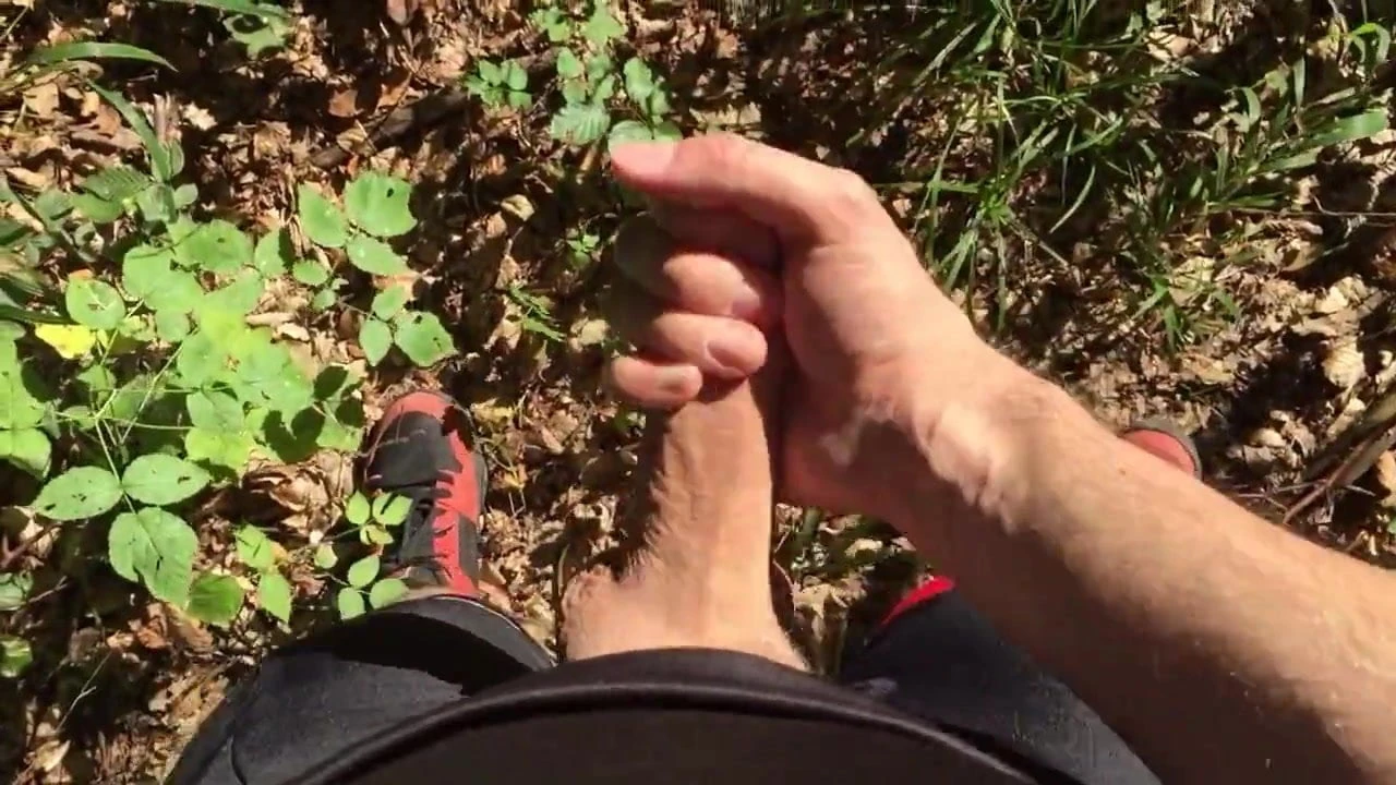 Outdoor-abspritzen im wald beim radfahren