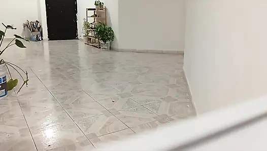 Tombul komşu yeni dairesini temizliyor