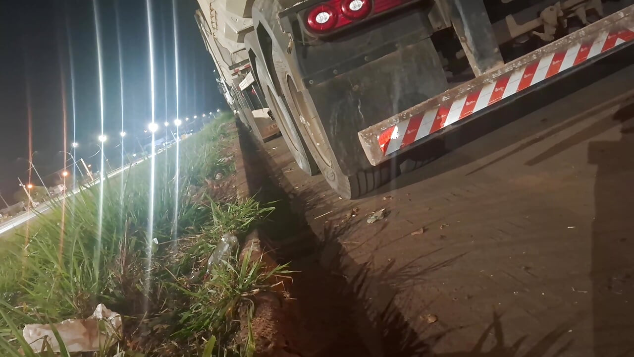 Levei minha esposa para o caminhoneiro e reivindicou sua bunda cheia de porra depois