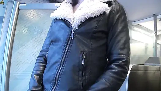 Güzel 20 yaşındaki orospu iki yabancı tarafından sevişiyor