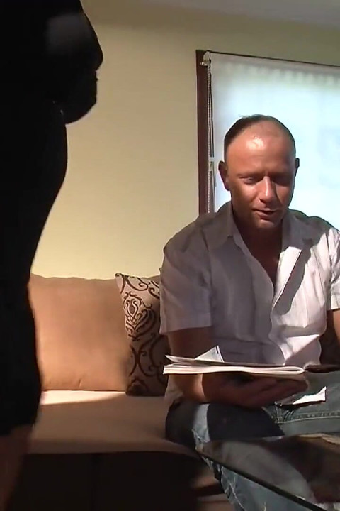 Yüksek topuklu esmer iri güzel kadın yarak emiyor ve biniyor