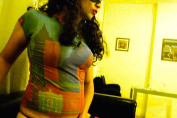 sissy girl si užívá dildo v prdeli, zatímco si povídá s cizími lidmi