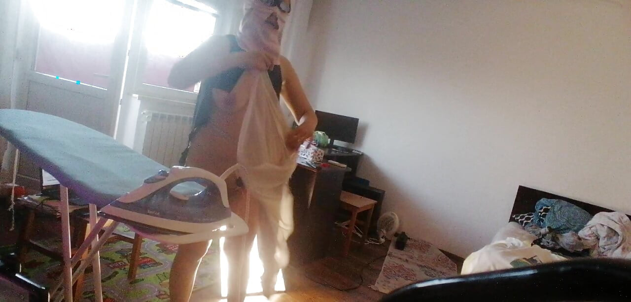 Sexy wife doing chores in the house naked. Cum on wife's big ass. Hot foreplay with a couple, oil massage on the body.