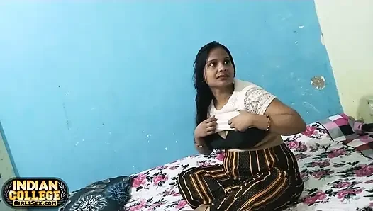 Ateşli Hintli lezbiyen seks arkadaşı büyük göğüslerini parmaklıyor ve sikiyor