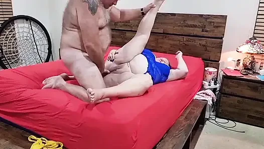 Yarak görüyor ve erkek delisi oluyor