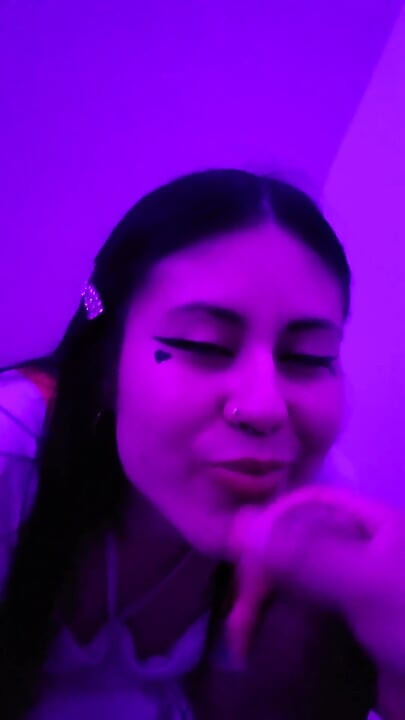 Frumoasa elevă Dherlydoll îmi oferă o muie delicioasă adâncă în gât și ejaculare neglijentă în gura ei!