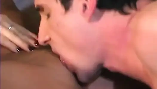 Esmer cuie pie siyah deri çizmeleri içinde sevişmeyi tercih ediyor