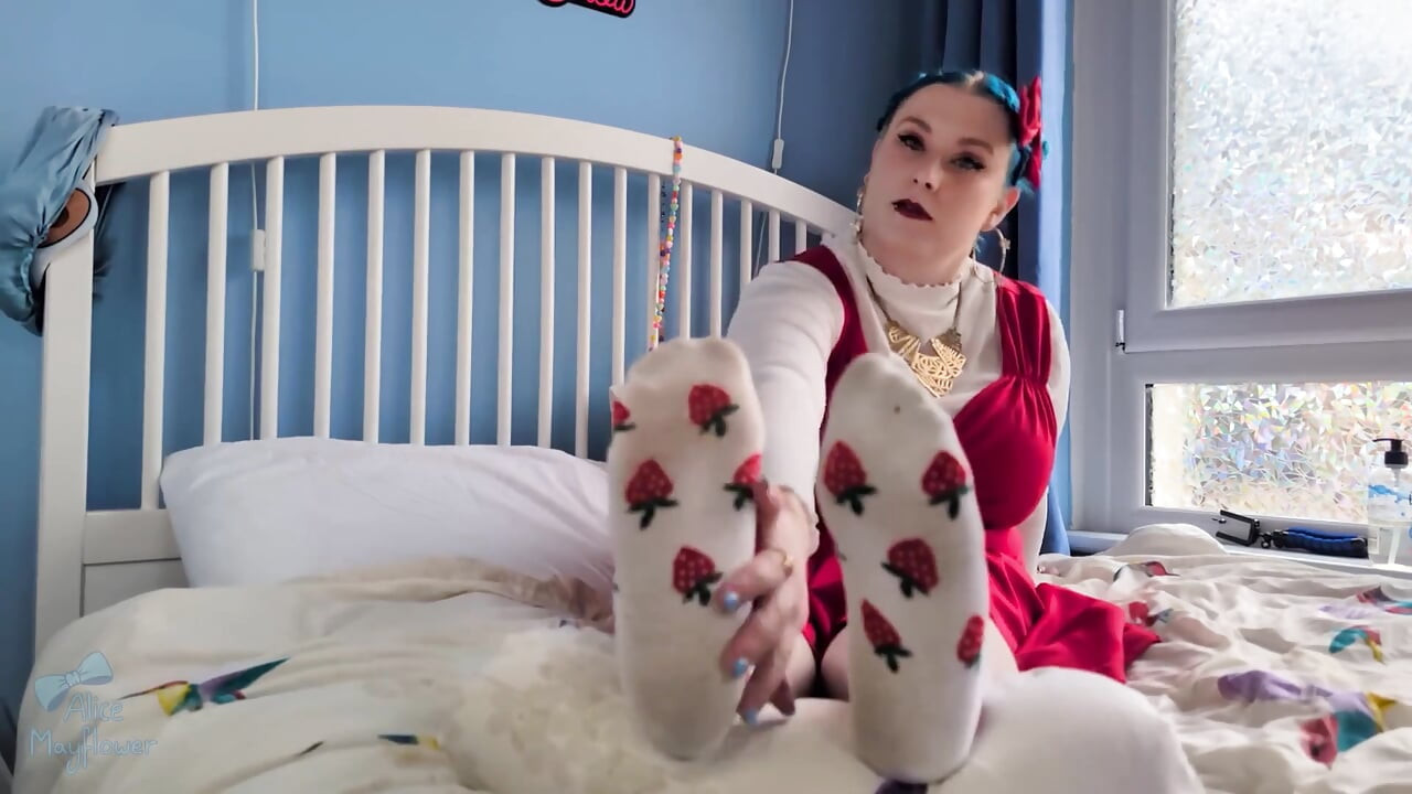 Λατρεία ποδιών με κόκκινο φόρεμα - σόλο κορίτσι