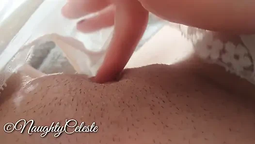 Fingering dan orgasme di balik celana dalam putih