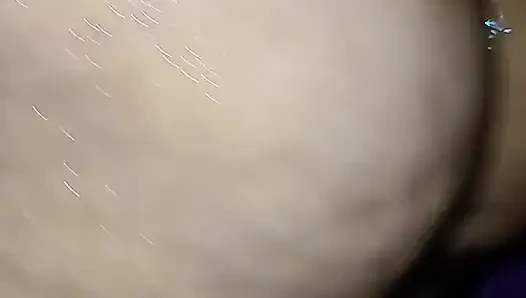 Hintli teyze erkek arkadaşı için banyoda çıplak banyo yapıyor