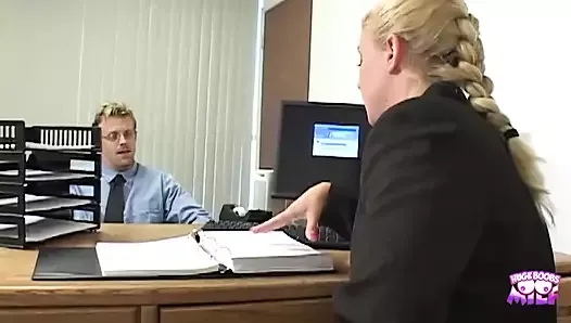 Une patronne blonde exhibe son sexe torride avec son beau cul blond dans son bureau