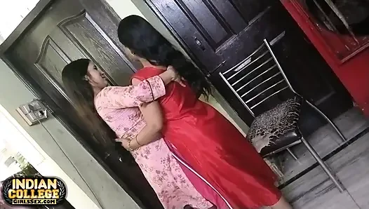 Ateşli Hintli lezbiyen seks ve amcık yalıyor ve parmaklıyor