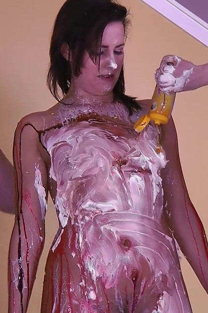 Ένα δελεαστικό παιχνίδι προσώπου με ταινίες όπου τα κορίτσια εναλλάσσονται με ένα πόμολο