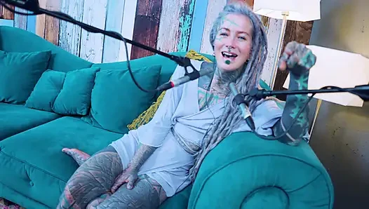Aku lagi ngomongin tentang p - passion - asmr podcast sfw lagi ngobrol sama model bertato rambut gimbal gotik