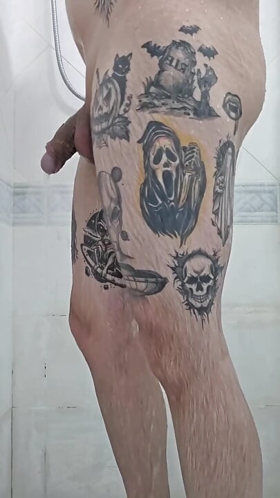 胖胖被抓到在淋浴时手淫