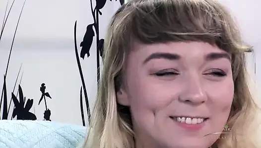 Очень волосатая Felicia Fisher показывает мохнатую киску и волосатые подмышки, затем жестко мастурбирует вибратором