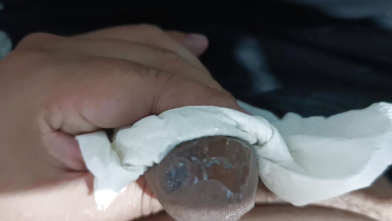 Estoy en mi habitación, masturbándome la polla, y se me ocurre una idea mientras veo cómo sale mi semen