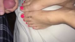 내 아내의 섹시한 발과 분홍색 발톱에 사정하기