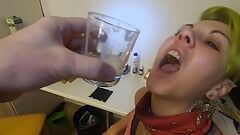 11 adag összegyűjtött cumot iszik egy pohárból