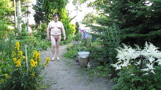 Holger spaziert nackt im Garten