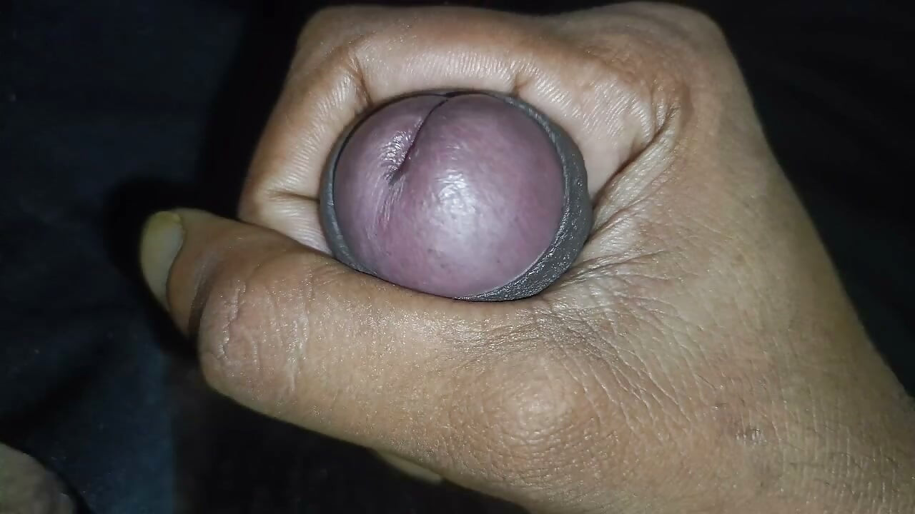 টিন বয় রাতে হস্তমৈথুন করে বীর্যপাত করছে