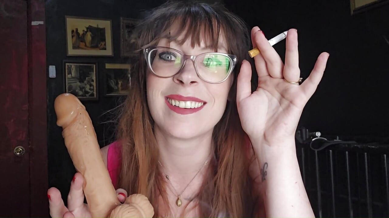 Bayan Thrope sigara içiyor ve sigara içen ağız dildo